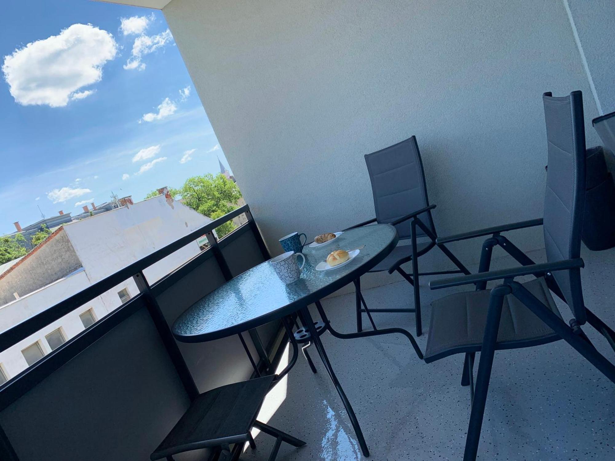 E2 Luxury Oldtown Apt - 2X Parking, Foodstore, Pcscreen, Netflix, Unlimited Music, Crib, Babychair, Fastwifi, Aircon Košice Eksteriør bilde