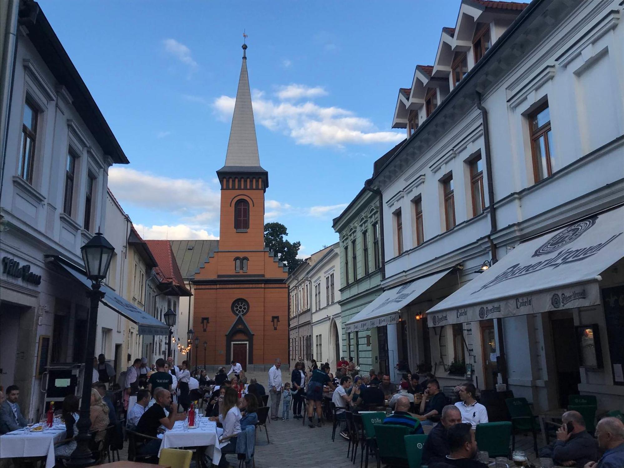 E2 Luxury Oldtown Apt - 2X Parking, Foodstore, Pcscreen, Netflix, Unlimited Music, Crib, Babychair, Fastwifi, Aircon Košice Eksteriør bilde
